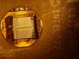 Ein EPROM (Erasable Programmable Read-Only Memory) ist ein nichtflüchtiger Speicherbaustein, der ab den 1970er Jahren in Computern eingesetzt wurde. Das gespeicherte Programm kann durch ultraviolettes Licht (Wellenlänge ca. 253,7 nm) wieder gelöscht werden. Deshalb besitzt der EPROM-Chip ein lichtdurchlässiges Quarzfenster, durch das ich hier fotografiert habe. Nach mehrminütiger UV-Bestrahlung ist der Speicher vollständig gelöscht und kann neu programmiert werden. Heute wird diese Technik nicht mehr benutzt. 
